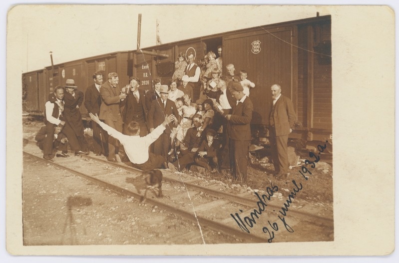Vändra raudteejaam, taustaks vagun. Arnold Varriku leeripidu 26.06.1932