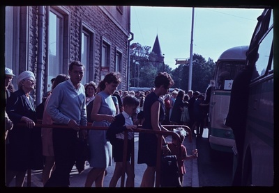 Laulupeolised asuvad bussidesse, mis viivad Estonia puiesteelt lauluväljakule.  duplicate photo