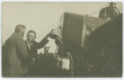 Lendur Marcel Brindejonc des Moulinais demonstreerib vaatajaile oma lennukit  duplicate photo