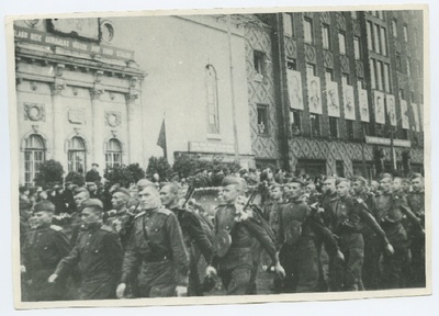 Punaarmee Eesti Kaardiväe laskurkorpuse paraad Võidu väljakul 1945. aastal.  duplicate photo