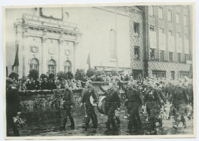 Punaarmee Eesti Kaardiväe laskurkorpuse paraad Võidu väljakul 1945. aastal.  duplicate photo