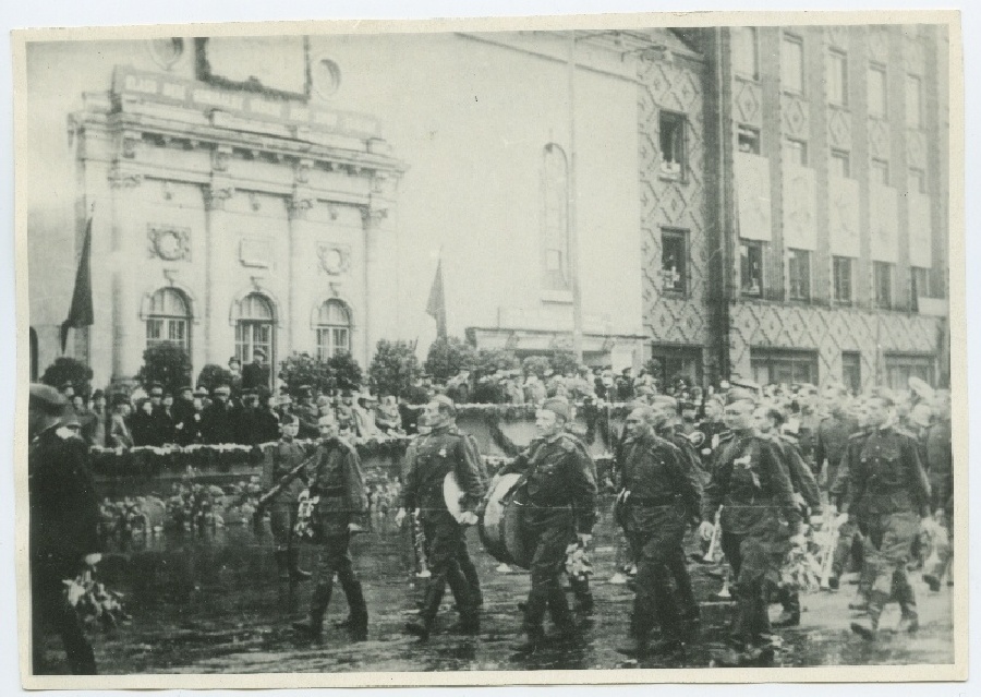 Punaarmee Eesti Kaardiväe laskurkorpuse paraad Võidu väljakul 1945. aastal.