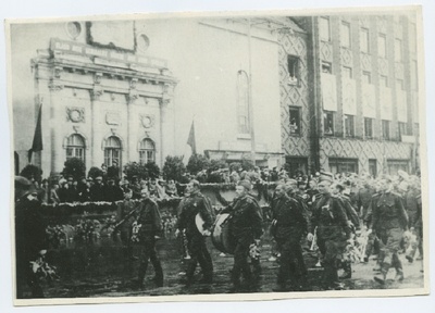 Punaarmee Eesti Kaardiväe laskurkorpuse paraad Võidu väljakul 1945. aastal.  duplicate photo