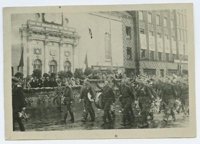 Punaarmee Eesti Kaardiväe laskurkorpuse paraad Võidu väljakul.  duplicate photo