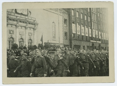 Punaarmee Eesti Kaardiväe laskurkorpuse paraad Võidu väljakul.  duplicate photo