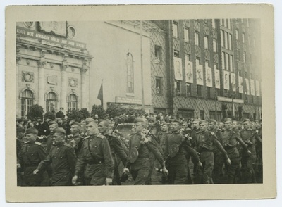 Punaarmee Eesti Kaardiväe laskurkorpuse paraad Võidu väljakul.  duplicate photo