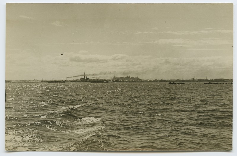 Tallinna siluett lahelt, pildistatud laevalt.