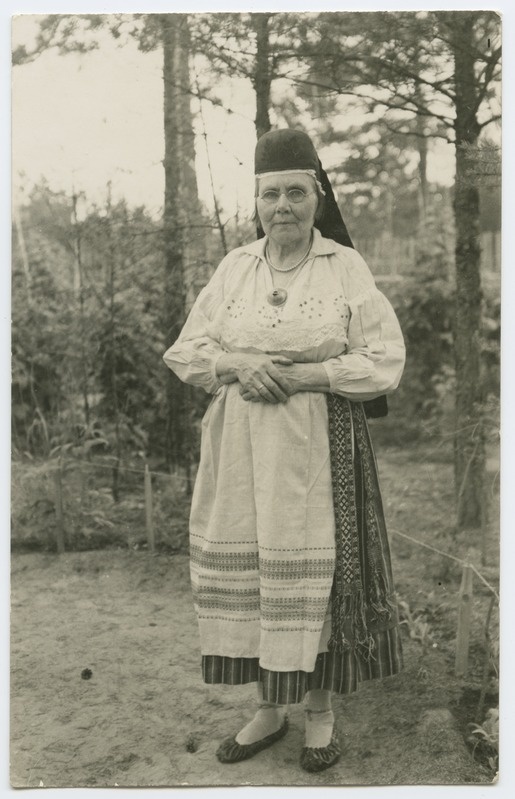 Vanaema Elisabeth Maddi rahvariietes.