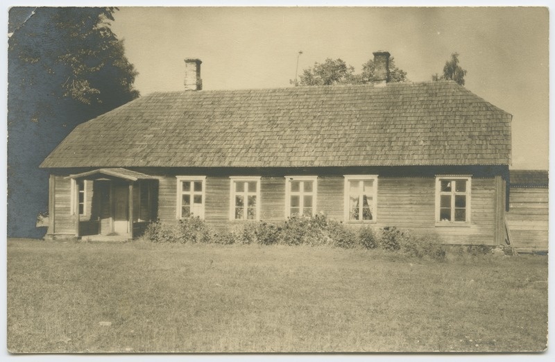 Kihelkonnakool Kõnnus, vanaisa Gustav Maddi oli siin õpetaja.