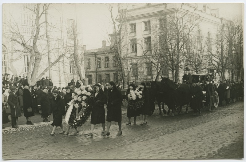 G. Maddi matuserongkäik Kommertskooli ees.