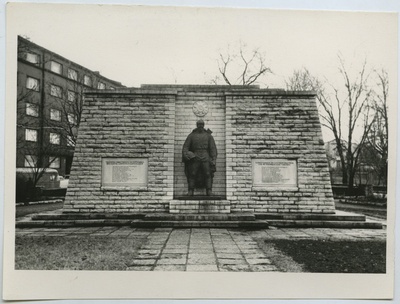 Monument Vabastajate väljakul.  duplicate photo