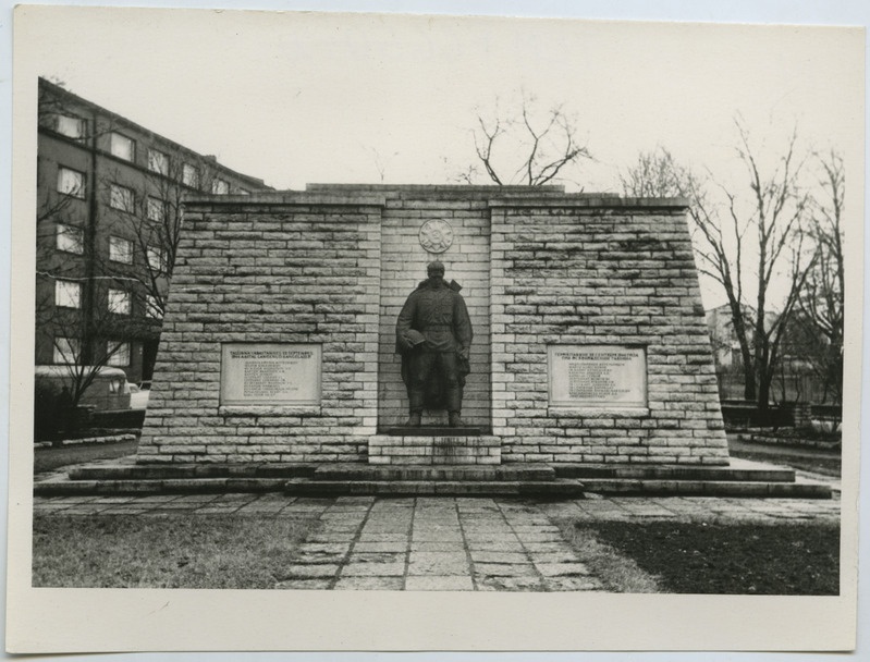 Monument Vabastajate väljakul.