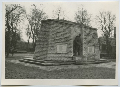 Monument Vabastajate väljakul.  duplicate photo