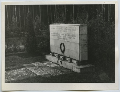 Monument saksa okupatsiooni mõrvaohvrite vennashaual Metsakalmistul.  duplicate photo