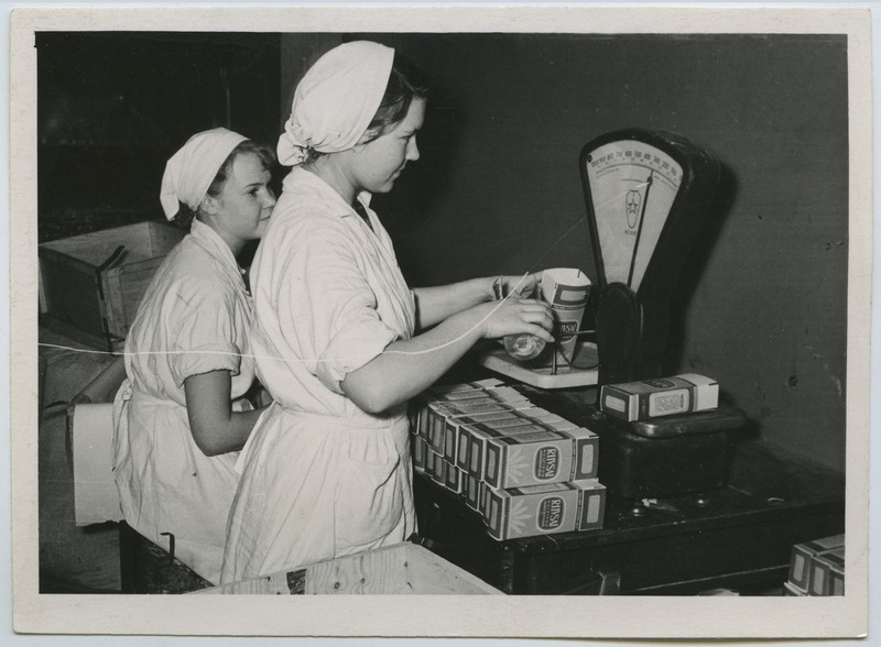 Leivatehas nr. 2, riivsaia kaalumine ja pakkimine.