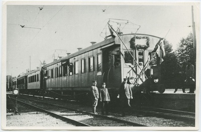 Elektrirong Tallinn-Nõmme esimesel aastapäeval 1925. aastal Balti jaamas.  duplicate photo
