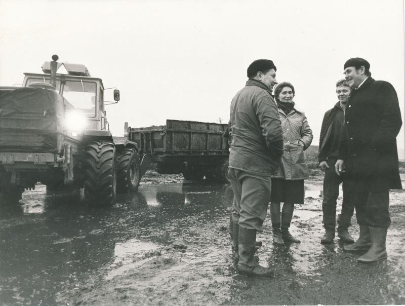 Photo. The first secretary of the Pärnu Regional Committee of the ECB Valter Udam (best), the initiator of the creation of agro-industrial assemblies in our republic, will be familiar with the work of the mechanists of the Audru Sovhose region of Pärnu Agro-industrial assembly before spring.
