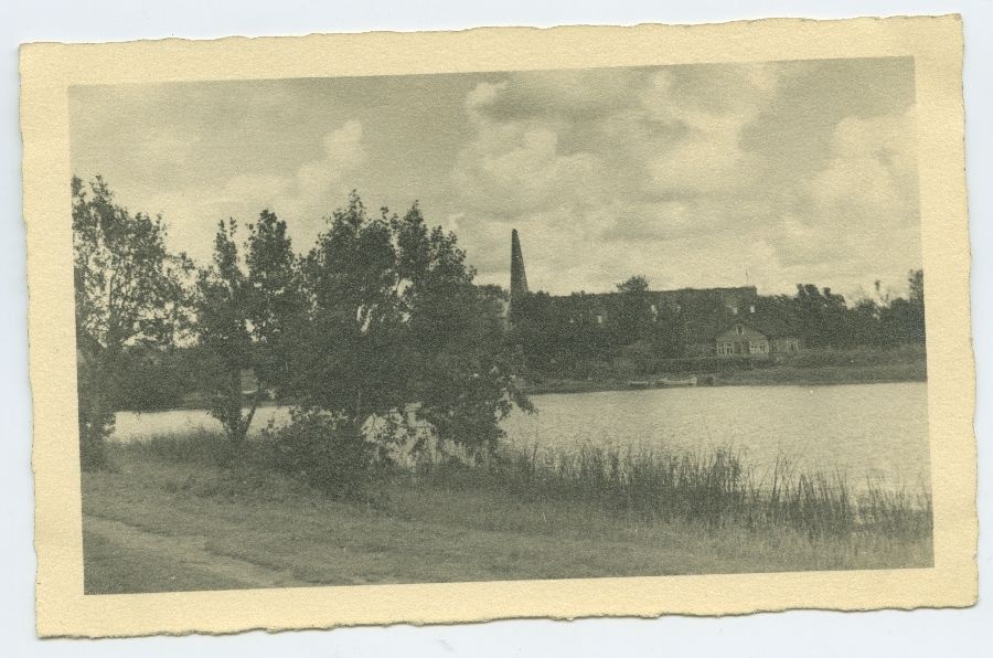 Tallinn, Pirita, esiplaanil jõgi, taga kloostri varemed.