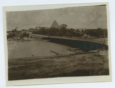 Tallinn, Pirita, esiplaanil sild, taga kloostri varemed.  duplicate photo