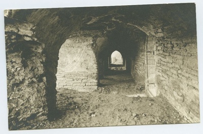 Tallinn, arheoloogilised kaevamised Pirita kloostris, nunnade alumine ristikäik kiriku põhjamüüri ääres.  duplicate photo