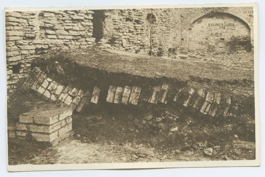 Tallinn, arheoloogilised kaevamised Pirita kloostris, võlvisammas.