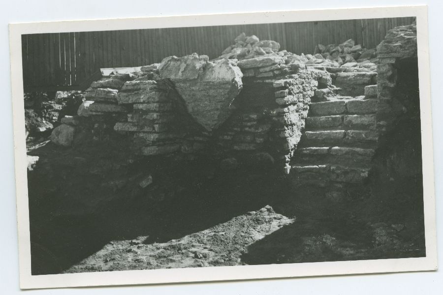 Tallinn, arheoloogilised kaevamised Pirita kloostris, müüridetail trepiga.