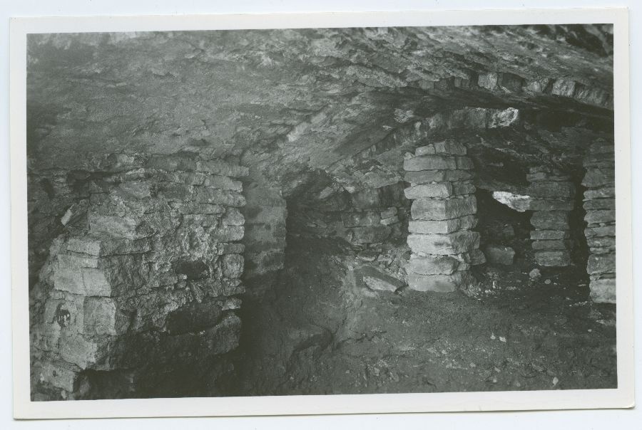 Tallinn, arheoloogilised kaevamised Pirita kloostris, võlvitud laega käik.