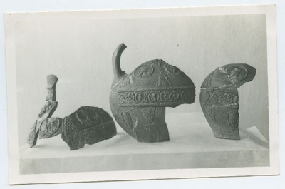 Kolme savinõu osad Pirita kloostrist.  duplicate photo