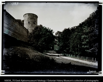 Ivangorodi kindluse müür torni ja väravaga  duplicate photo