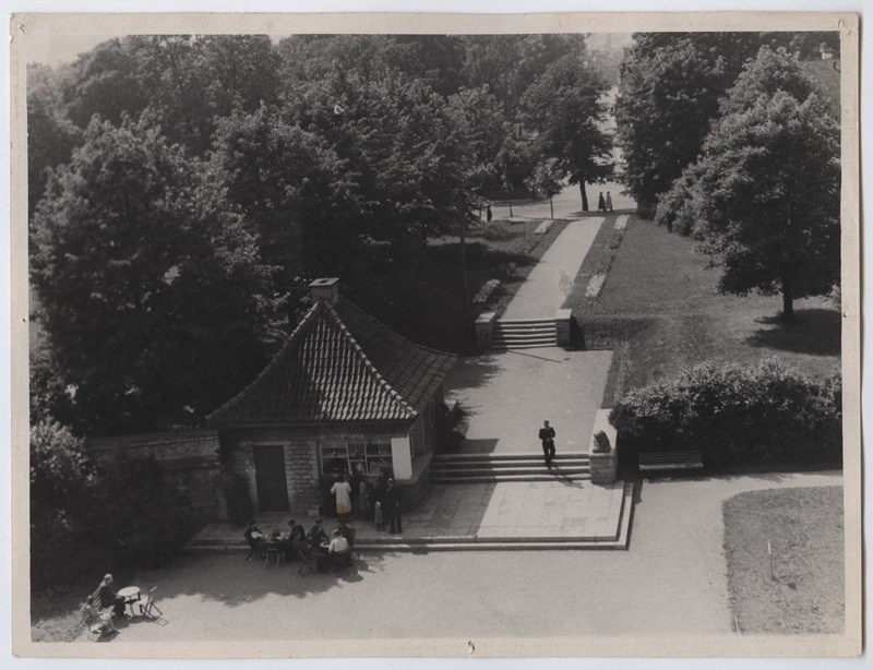 Tallinn, Mitšurini nimeline park, esiplaanil kiosk.