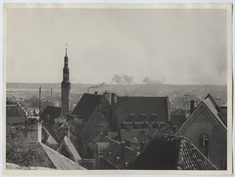 Tallinn, vaade vanalinnale Toompealt, vasakul Pühavaimu kiriku torn.