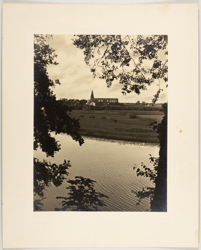 Tallinn, Pirita kloostri varemed lõunast, esiplaanil jõgi, Pirita Kaunistamise Seltsi fotovõistluse II auhind.