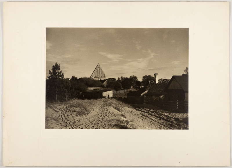 Tallinn, Pirita, esiplaanil kalurite majad, taga kloostri varemed, Pirita Kaunistamise Seltsi fotovõistluse II auhind.