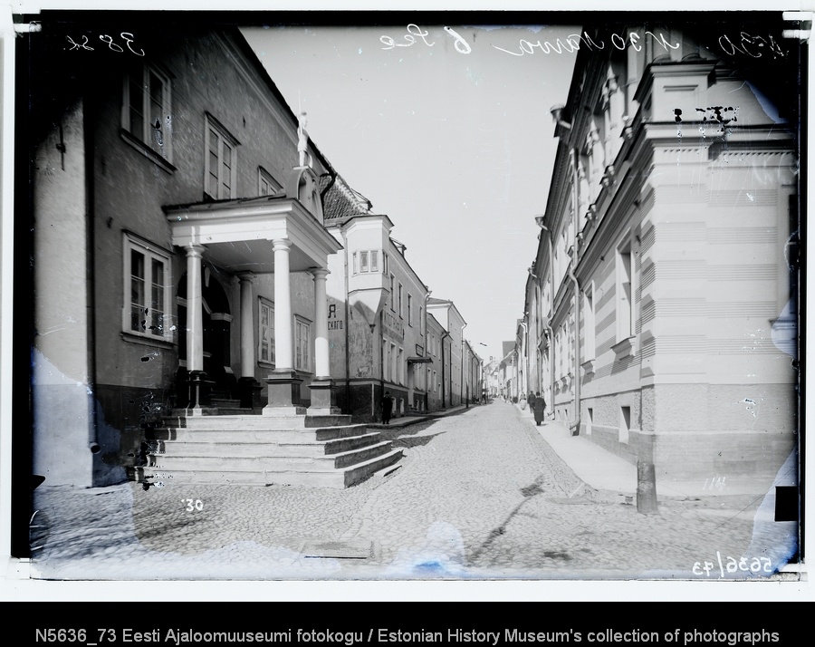 Vaade piki Rüütli tänavat lääne suunas, vasakul Peeter I muuseum, paremal Linnamuuuseum.