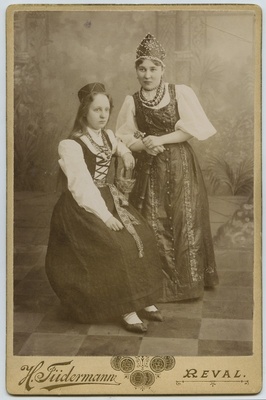 Rahvarõivais neiud  duplicate photo