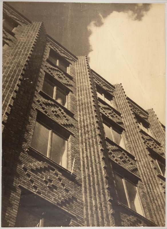 Hoone Võidu väljak 7, detailvaade.