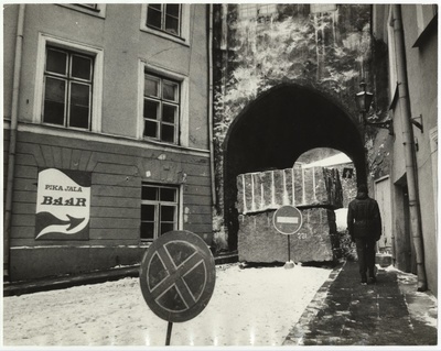Tallinn. Barrikaadid Pika jala ees 1991 jaanuar  similar photo