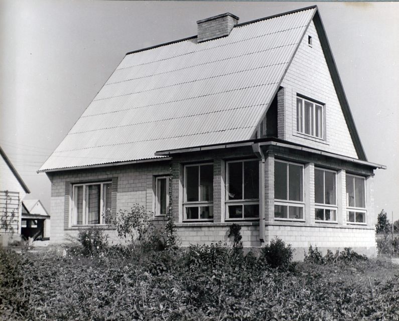 M.kahu's individual dwelling of the teacher of the colony "People Winning"