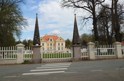 The gates of Palmse Manor rephoto