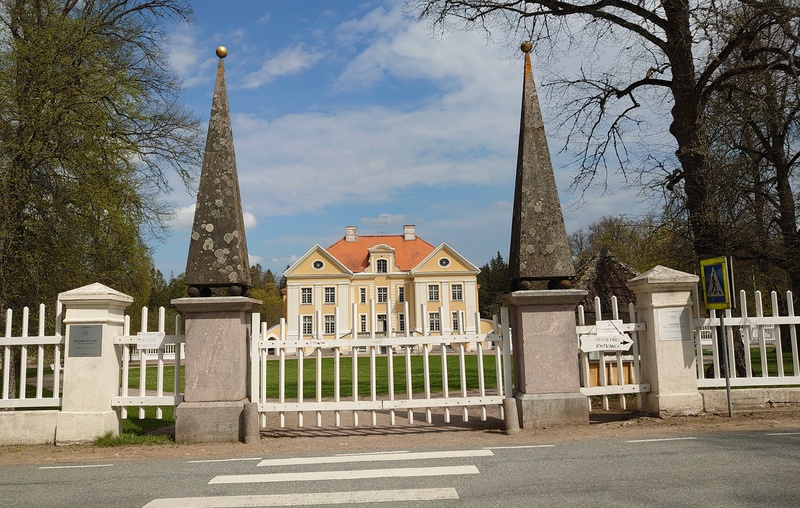 The gates of Palmse Manor. rephoto
