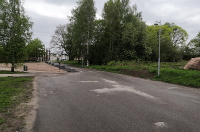 Viikintie. Viikintietä länteen. Taustalla tienviitat vasemmalle Keskustaan, oikealle Lahteen ja Malmille. Vasemmalla Viikin Unionin huoltoasema. Puiden katveessa puurakenteinen kartanorakennus, nykyinen Viikinkaari 8. rephoto