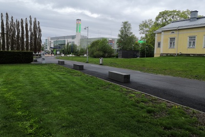 Viikintie. Näkymä Viikin suoran länsipäästä Latokartanon kohdalta luoteeseen. Tienviitat vasemmalle Keskustaan, oikealle Lahteen ja Malmille. Taustalla Viikin Unionin huoltoasema. Oikealla puurakenteisen kartanorakennuksen nurkka, nykyinen Viikinkaari 8. rephoto