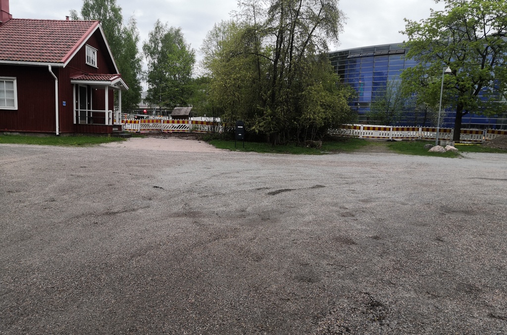 Viikinkaari 8. Näkymä Viikin Latokartanosta vanhan puutalon pihapiiristä. Vasemmalla mopoa ajava mies, todennäköisesti postinjakaja. rephoto