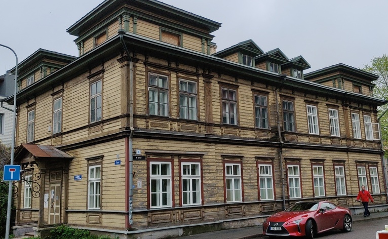 Building in Tallinn Lennuki 23, view from the street. Architect Nikolai Thamm older rephoto