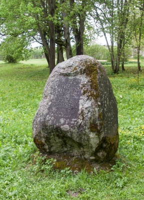 Photo, Johannes Raudmetsa stone in Kirna park in the 1970s. rephoto