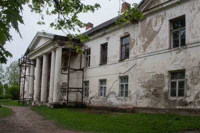 Photo, Kirna manor house in 1990. rephoto
