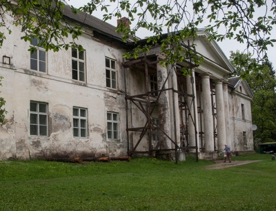 Kirna Manor, gentleman house in 1938. Door kick rephoto