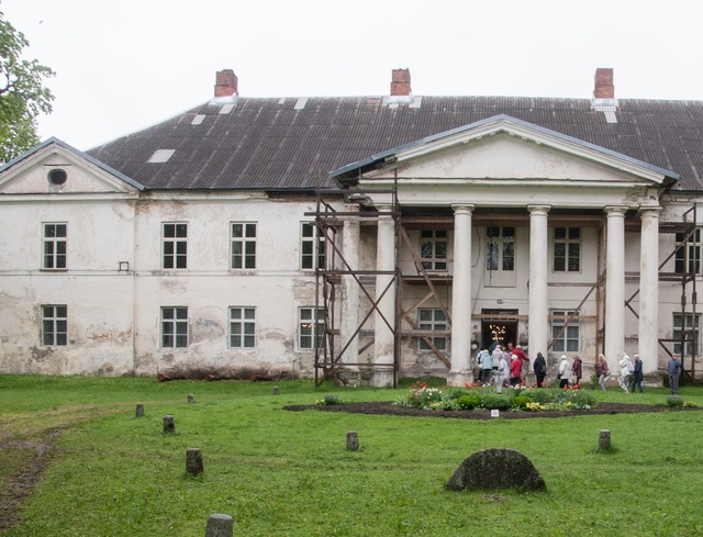 Kirna Manor, gentleman house in 1938. Door kick rephoto