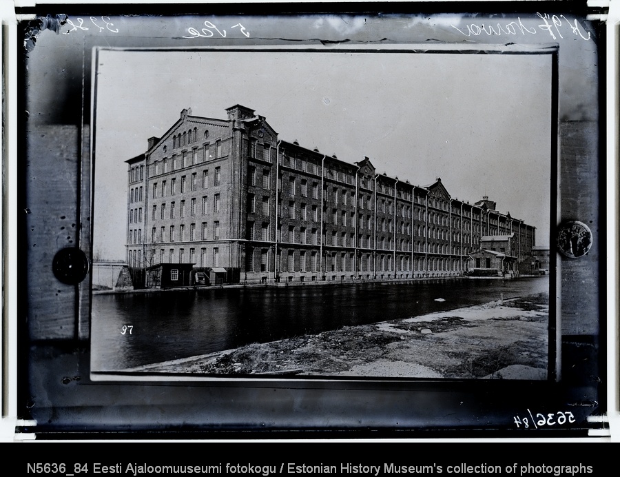 Kreenholm. Vaade Joala vabrikule kagust üle kanali (kaugelt võetud).