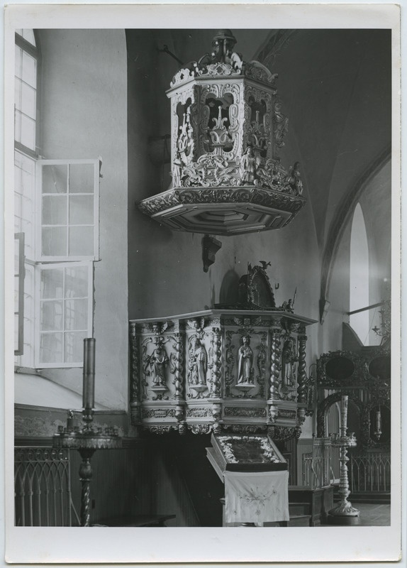 Narva, Linnakiriku kantsel.